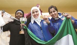 شهد الحوال وشقيقتها سارة يرفعان علم الكويت بعد فوزهما بالميدالية البرونزية في قطر﻿