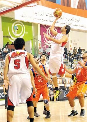لاعب المحرق محمد عبدالمجيد يسجل في سلة الحالة