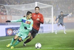 مهاجم برشلونة الكسيس سانشيز يمر من مدافع اوساسونا لولو في طريقه لتسجيل الهدف الاول اپ
