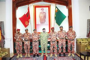 الرائد نايف خلف مع عدد من قيادات كلية السلطان قابوس

