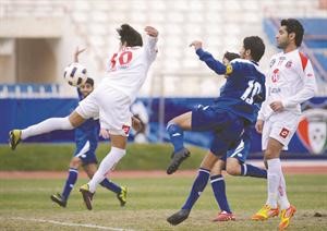 البرازيلي روجيريو في كرة مشتركة مع سعود السربل هاني الشمري