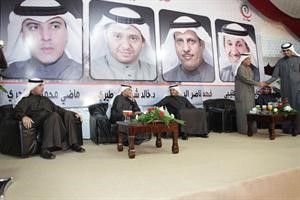 اعضاء قائمة للتغيير ارادة ماضي الهاجري وعايض العتيبي ودخالد المطيري وفهد الدوسري خلال افتتاحهم اولى ندواتهم الانتخابية عبدالله مال الله