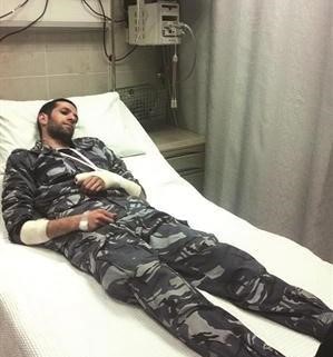 صورة وزعتها الداخلية لاحد افراد الامن مصابا في المستشفى