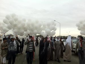 بعض المتظاهرين قبل المواجهة مع رجال الامن