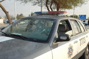 دورية شرطة وقد هشم زجاجها الامامي جراء قذف الحجارة في احداث تيماء﻿
