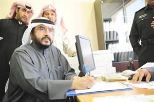 سعدون حماد اثناء تسجيل ترشيحه في ادارة الانتخابات﻿