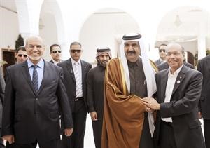 امير قطر الشيخ حمد بن خليفة لدى وصوله تونس امس وفي استقباله الرئيس منصف المرزوقي ﻿﻿ورئيس الوزراء حمادي الجبالي						 افپ﻿