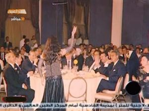 صورة نشرتها قناة الفراعين لوزراء ابان عصر مبارك في حفل ترقص فيه فيفي عبده