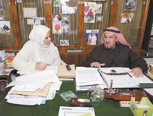 السيد يوسف الرفاعي متحدثا للزميلة ليلى الشافعي كرم ذياب