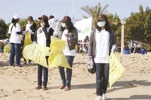 جهود كبيرة لتنظيف شاطئ الكويت﻿