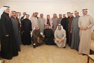 الهدية مع والده وعدد من رواد الديوان واقاربه

