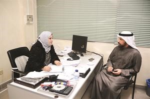 عبداللطيف العميري متحدثا للزميلة ليلى الشافعي
