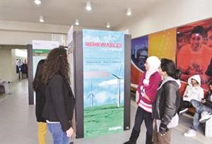 الطلبة يتفقدون المعرض
