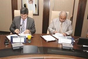 دعبداللطيف البدر واحمد عطا الله خلال توقيع الاتفاقية﻿