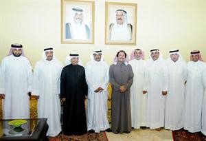 سفيرنا لدى البحرين الشيخ عزام الصباح خلال لقائه اركان السفارة وبعض الكويتيين المقيمين في البحرين﻿