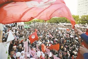 الاف التونسيين يحيون الذكرى الاولى لثورتهم	افپ﻿