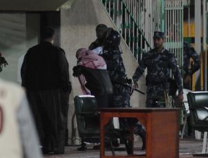 رئيس لجنة الحكام في اتحاد الكرة عبداللطيف الدواس يخرج بحماية القوات الخاصة﻿