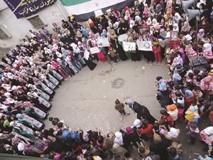 متظاهرون يطالبون باسقاط النظام السوري في بابا عمرو بحمص رويترز