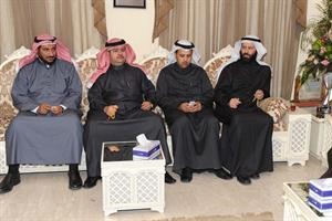 د فيصل المسلم مع المتضامنين معه في ديوانه مساء امس الاول﻿