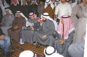 مبارك الوعلان متحدثا في اعتصام نظم مساء امس احتجاجا على شطب د فيصل المسلم	محمد ماهر ﻿