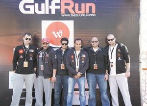 احمد المضف يتوسط فريق عمل GulfRun7 