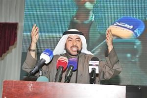 علي الدقباسي متحدثا في مقر الطاحوس