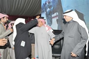 احد الناخبين يضع عقاله على راس مسلم البراك