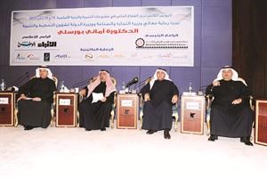 دعلي دشتي وعماد بوخمسين وابراهيم الغصين وتوفيق الجراح في جلسة العمل الاولى للمؤتمر﻿