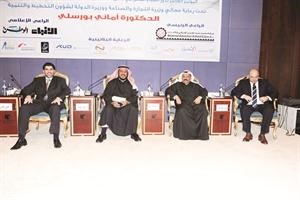 دصادق ابل ومهند العمري ودعيسى العيسى ودوليد الحداد خلال الجلسة الثانية	 سعود سالم﻿
