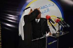  دمحمد العبدالجادر يقبل راس داحمد الخطيب