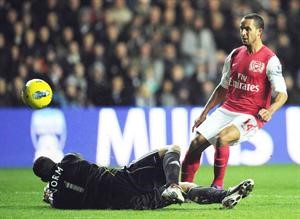 تسديدة لاعب ارسنال ثيو والكوت في طريقها لهز شباك حارس سوانسي ميكيل فورم افپ