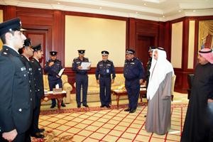 الشيخ احمد الحمود مستقبلا الطلبة الضباط في مكتبه امس