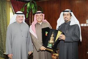 عبدالعزيز الشرثان واحمد الفيلكاوي يكرمان علي العبيد