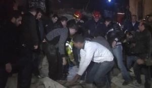 لحظة انتشال احد المصابين من تحت الانقاض﻿