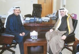 وزير الاعلام الشيخ حمد جابر العلي مع مدير ادارة الانتاج بندر المطيري خلال الزيارة