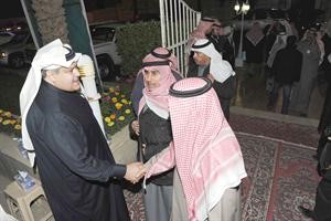 مشعل العيار في استقبال ناخبيه