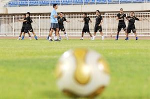 احمد عبدالكريم يوجه اللاعبين اثناء احد التدريبات	عادل يعقوب﻿