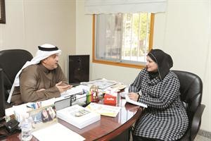 د محمود دشتي متحدثا للزميلة حنان عبدالمعبود