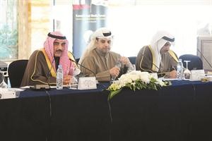 الشيخ صباح الخالد والشيخ حمد جابر العلي وماضي الخميس خلال الملتقى﻿
