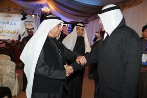 م عادل الخرافي يرحب باحد الناخبين﻿