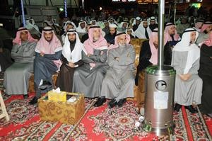 الناخبون في مقر السلطان والعميري