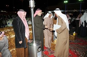 خالد السلطان مصافحا الحضور