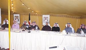 معبدالعزيز الكليب وقيادات وزارة الاشغال خلال المؤتمر الصحافي
