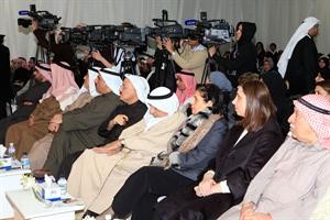 درولا دشتي وعبدالله بشارة ونبيل الفضل ومحمد الجويهل يستمعون لصفاء الهاشم﻿