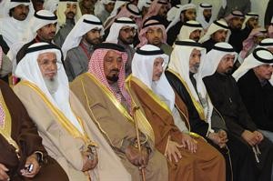 ناخبون يستمعون لحديث مرشحي القائمة الجديدة
