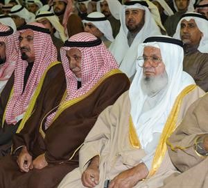 كبار السن في مقدمة الحضور
