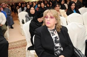 ليلى العثمان تستمع للجسار خلال كلمتها﻿