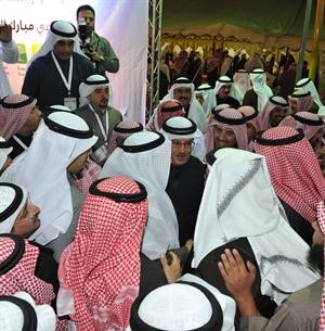 الحريص محاطا بالحضور