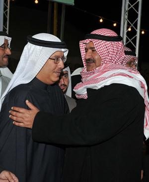 مبارك الحريص مستقبلا احد الناخبين