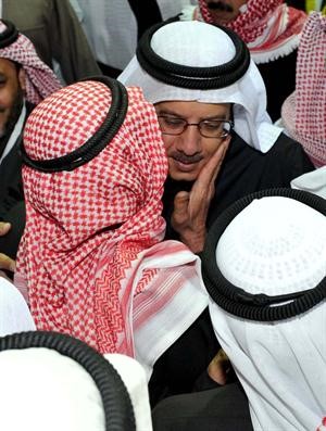 احد كبار السن يقبل الحريص